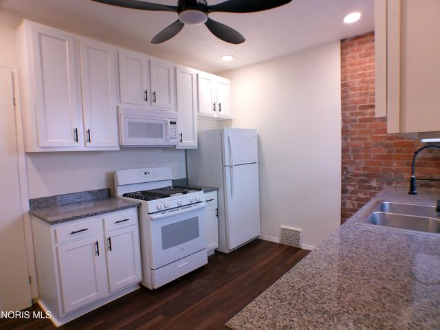 2410 Lawrence Avenue, Toledo, OH 43620