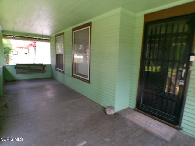 2410 Lawrence Avenue, Toledo, OH 43620
