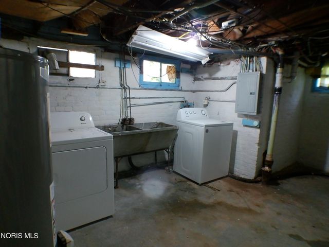 2410 Lawrence Avenue, Toledo, OH 43620