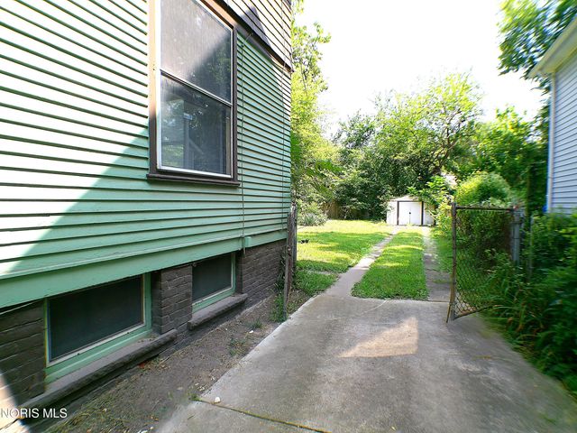 2410 Lawrence Avenue, Toledo, OH 43620