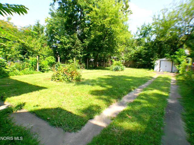2410 Lawrence Avenue, Toledo, OH 43620