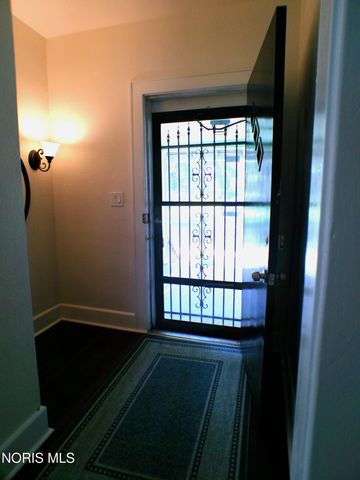 2410 Lawrence Avenue, Toledo, OH 43620