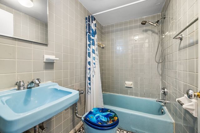 100 Lanark Rd 8, Boston, MA 02135