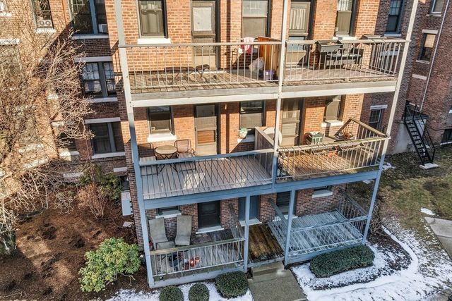 100 Lanark Rd 8, Boston, MA 02135