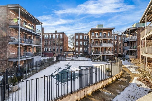 100 Lanark Rd 8, Boston, MA 02135