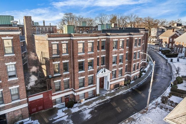 100 Lanark Rd 8, Boston, MA 02135