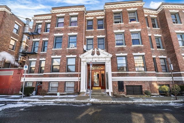 100 Lanark Rd 8, Boston, MA 02135