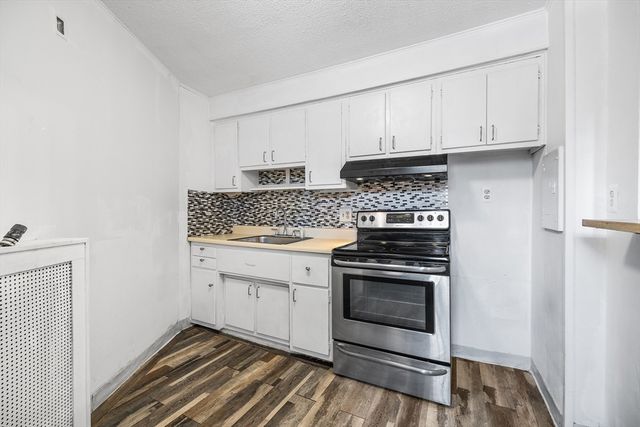 100 Lanark Rd 8, Boston, MA 02135