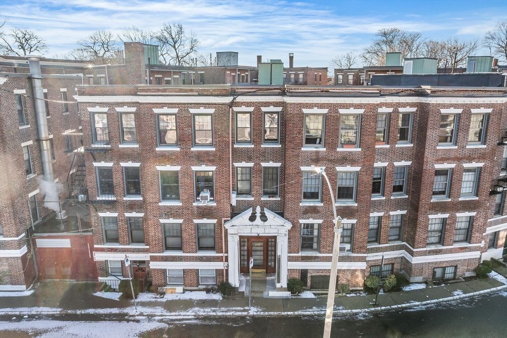 100 Lanark Rd 8, Boston, MA 02135