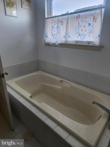 4 ALDEN CT, New Castle, DE 19720