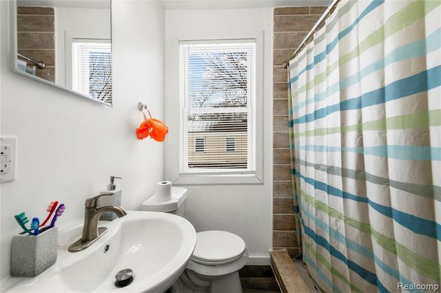 19800 Oakfield Street, Detroit, MI 48235