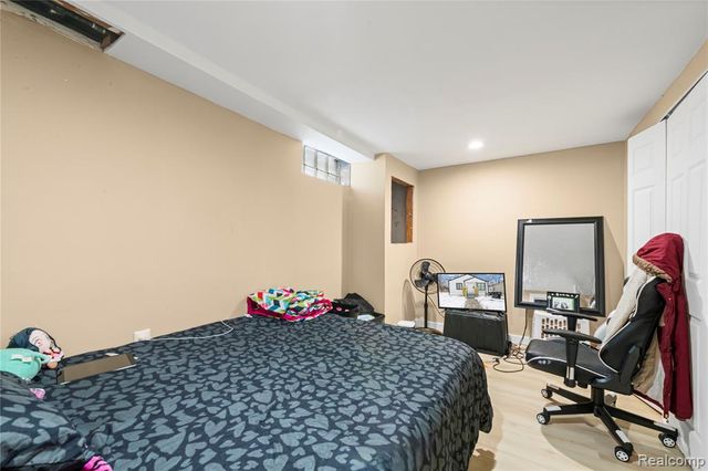 19800 Oakfield Street, Detroit, MI 48235