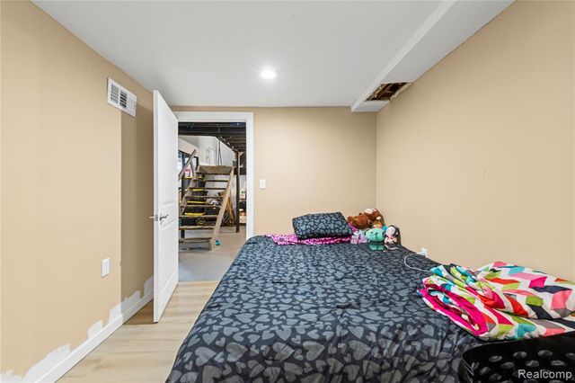 19800 Oakfield Street, Detroit, MI 48235