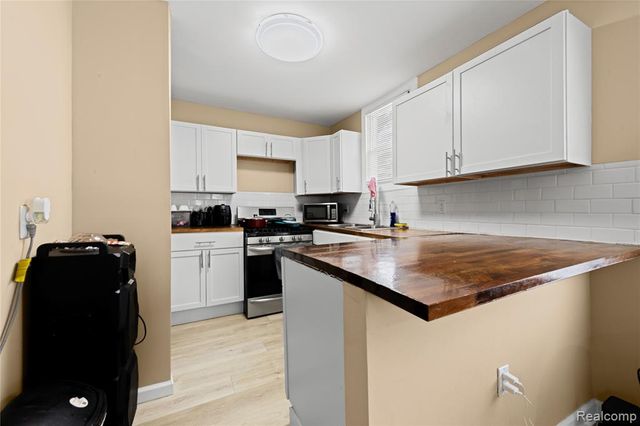 19800 Oakfield Street, Detroit, MI 48235