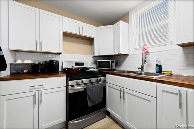 19800 Oakfield Street, Detroit, MI 48235