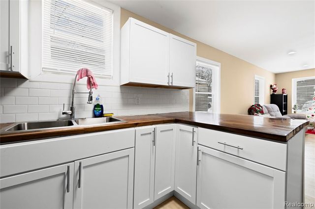 19800 Oakfield Street, Detroit, MI 48235