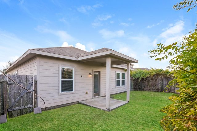 318 Apache Field Lane, La Marque, TX 77568