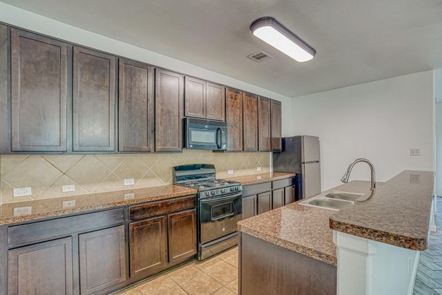 318 Apache Field Lane, La Marque, TX 77568