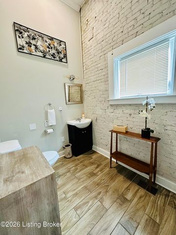 227 E Oak St, Louisville, KY 40203