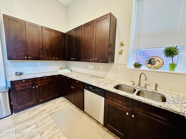 227 E Oak St, Louisville, KY 40203