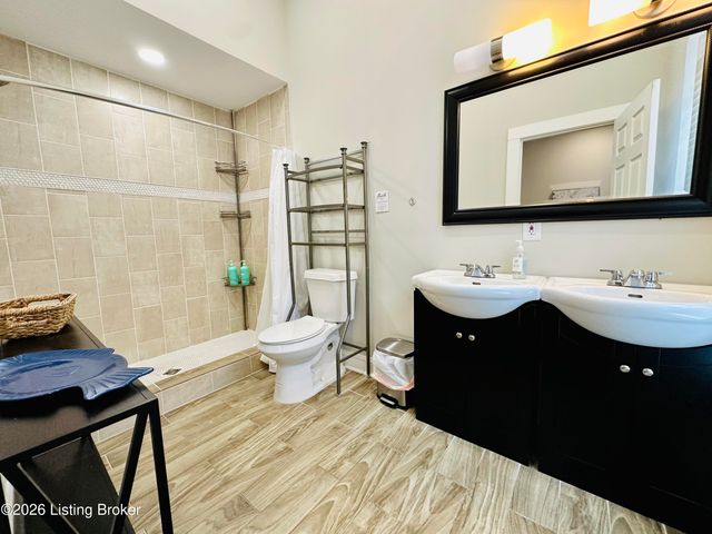 227 E Oak St, Louisville, KY 40203