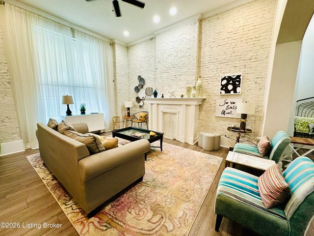227 E Oak St, Louisville, KY 40203