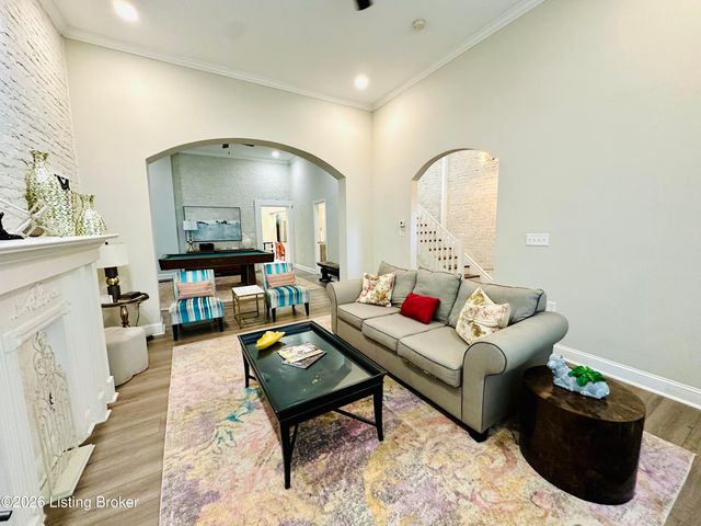 227 E Oak St, Louisville, KY 40203