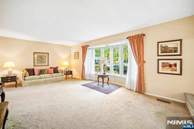 29 Gabriel Way, Twp Of Washington, NJ 07676