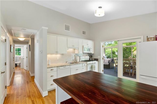 10 London Court, Old Saybrook, CT 06475