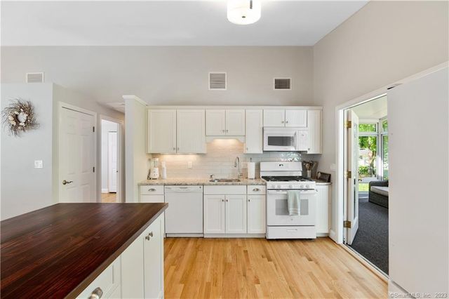 10 London Court, Old Saybrook, CT 06475