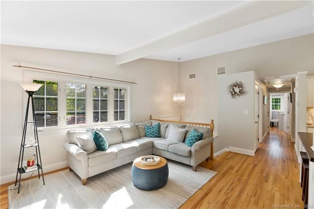 10 London Court, Old Saybrook, CT 06475