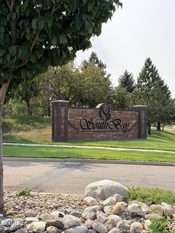 719 Mayflower Drive, Bismarck, ND 58504 photo 2