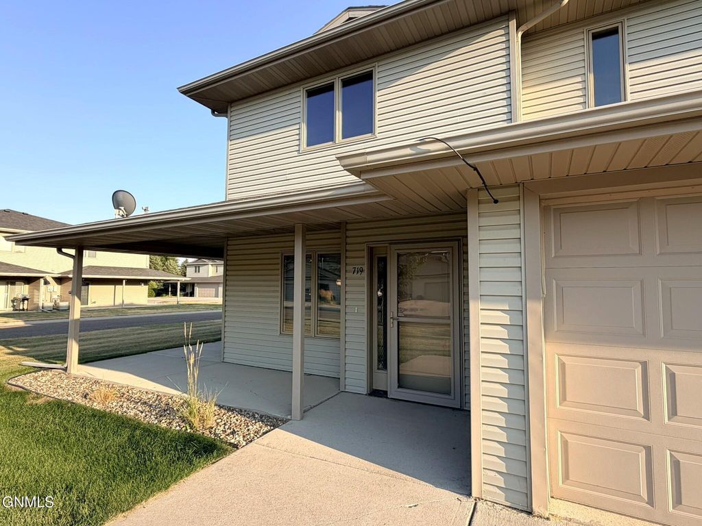 719 Mayflower Drive, Bismarck, ND 58504 photo 3