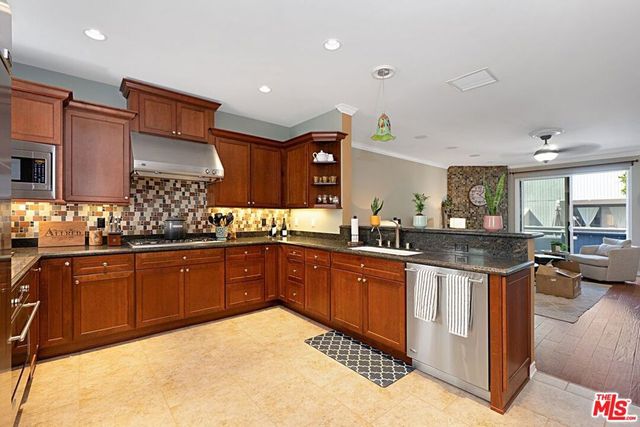 8172 Manitoba Street 4, Playa Del Rey, CA 90293