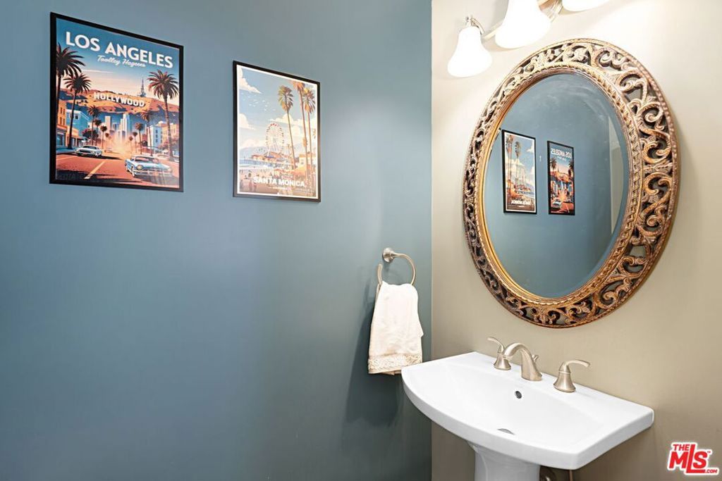 Image 14 of property listing at 8172 Manitoba Street 4, Playa Del Rey, CA 90293