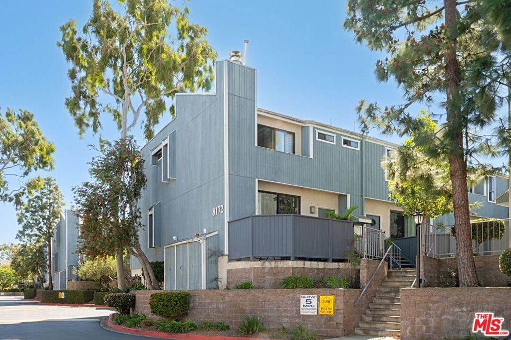 Image 2 of property listing at 8172 Manitoba Street 4, Playa Del Rey, CA 90293