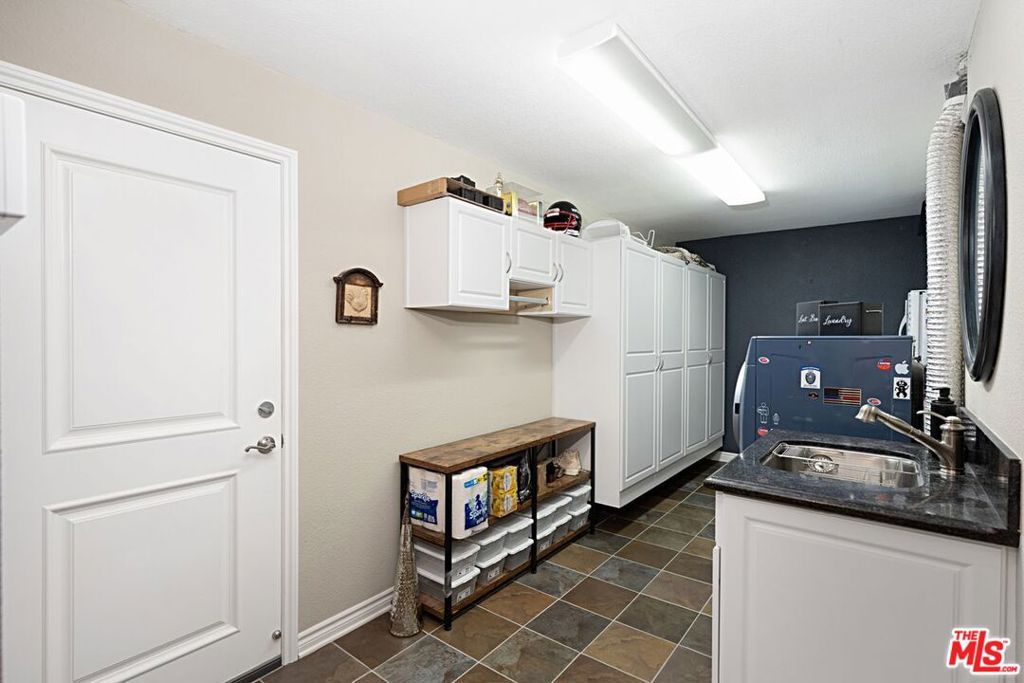 Image 24 of property listing at 8172 Manitoba Street 4, Playa Del Rey, CA 90293