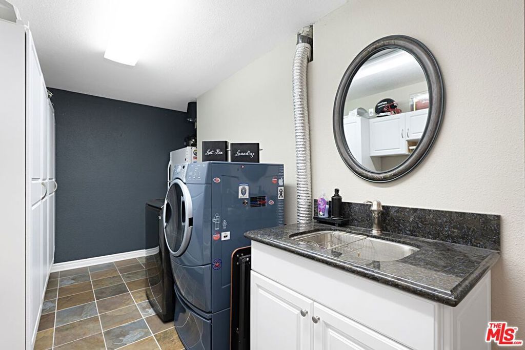 Image 26 of property listing at 8172 Manitoba Street 4, Playa Del Rey, CA 90293