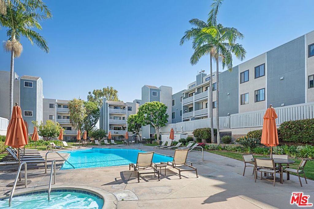 Image 29 of property listing at 8172 Manitoba Street 4, Playa Del Rey, CA 90293