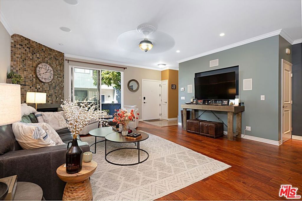 Image 6 of property listing at 8172 Manitoba Street 4, Playa Del Rey, CA 90293