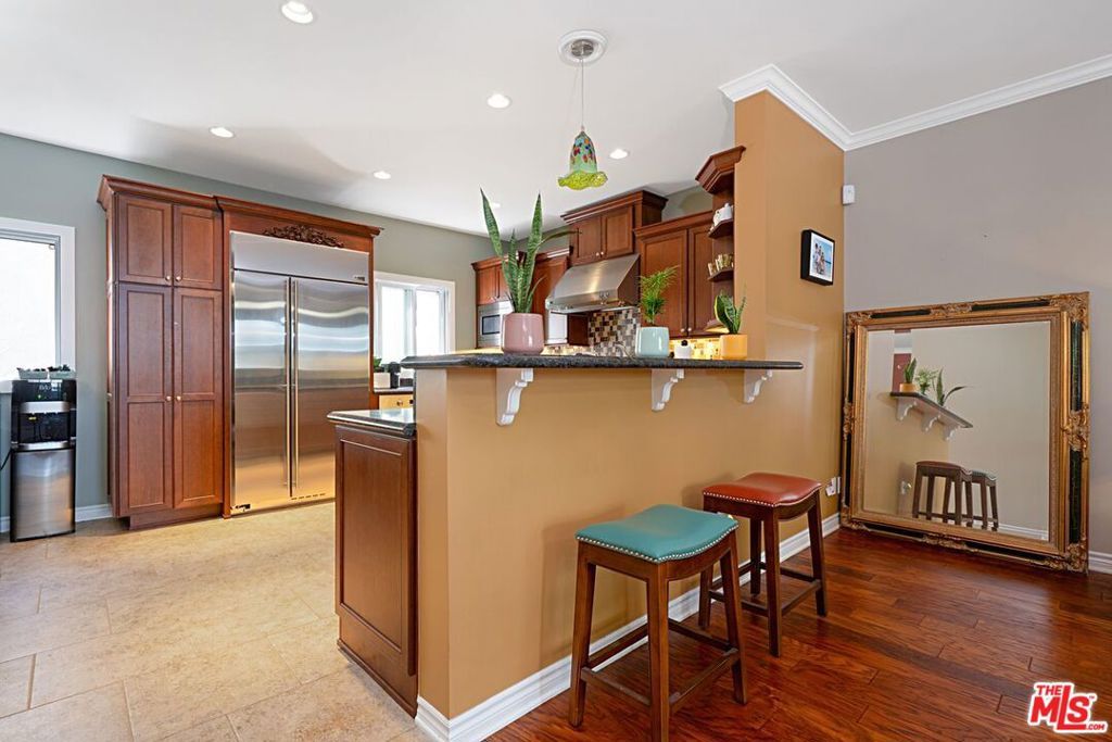 Image 7 of property listing at 8172 Manitoba Street 4, Playa Del Rey, CA 90293