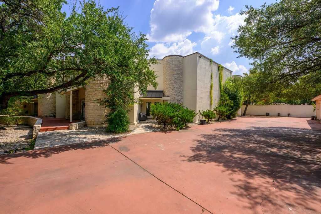 1 Crystal Springs CT G, The Hills, TX 78738