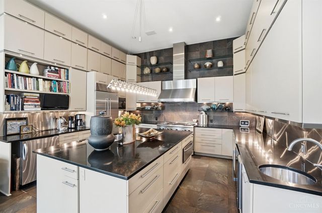 548 Liberty Hill, Cincinnati, OH 45202