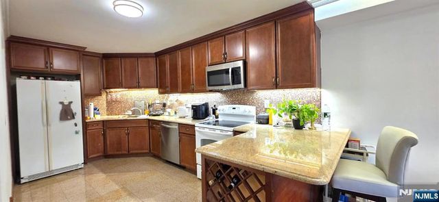 1055 River Road 302, Edgewater, NJ 07020
