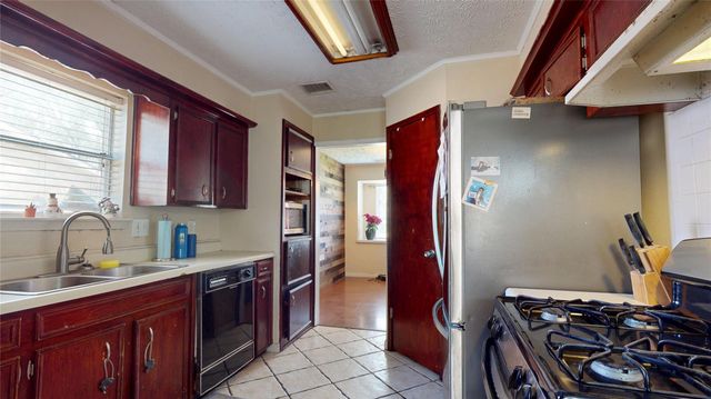 9867 Sageaspen Lane, Houston, TX 77089