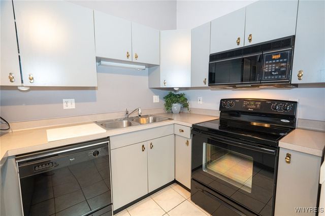 10 Woodpointe 10, Amherst, NY 14221