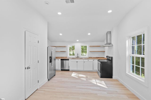 802 W Hampton Street, Laurens, SC 29360