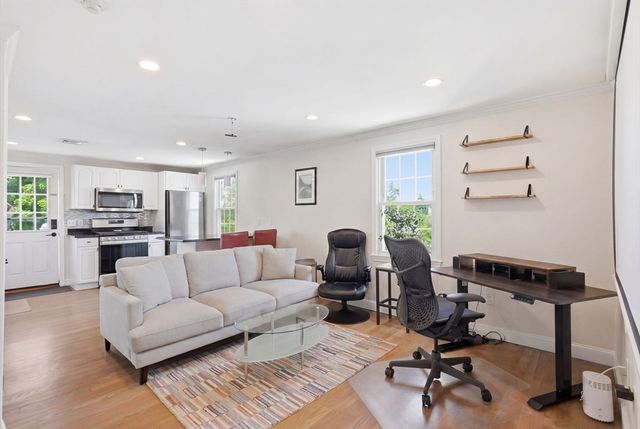 11 Columbia Rd 8, Wakefield, MA 01880