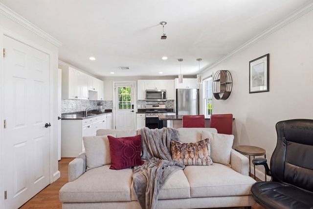 11 Columbia Rd 8, Wakefield, MA 01880
