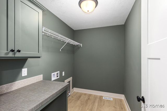 8284 Kettle Oak Drive, Alto, MI 49302